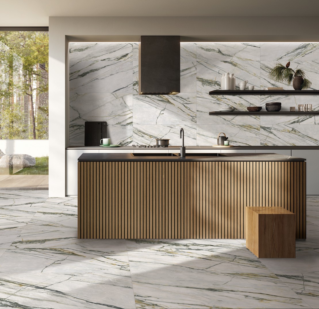 Cucina moderna di lusso con rivestimento effetto marmo bianco e verde - Ambienti Iperceramica