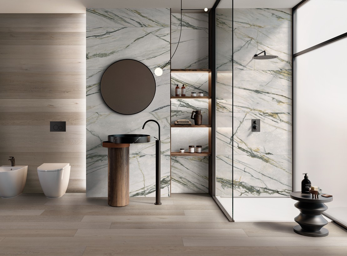 Bagno moderno con pavimento effetto legno e rivestimento effetto marmo bianco e verde - Ambienti Iperceramica