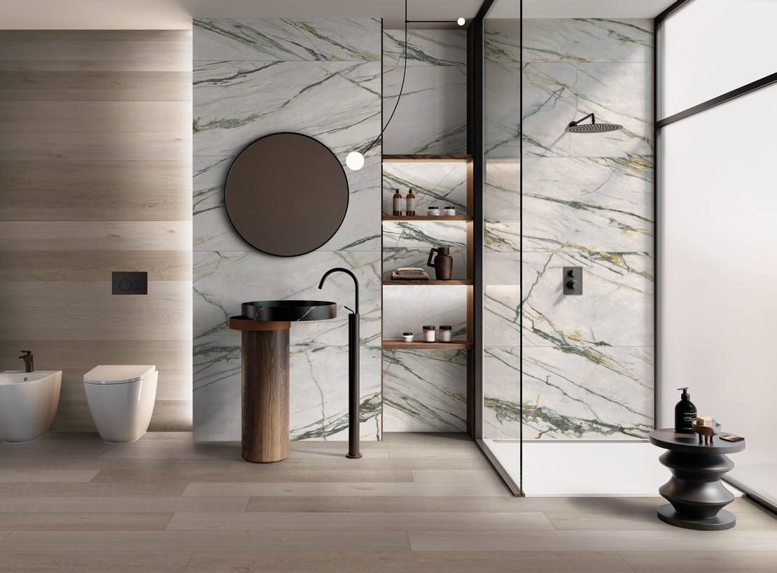 Salle de bains moderne avec sol effet bois et carrelage mural effet marbre blanc et vert - Inspirations Iperceramica
