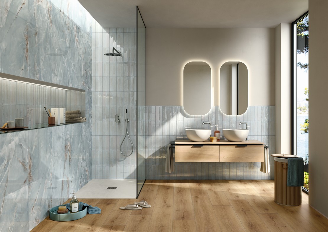 Salle de bains moderne de luxe colorée tons bleus, sol effet bois - Inspirations Iperceramica