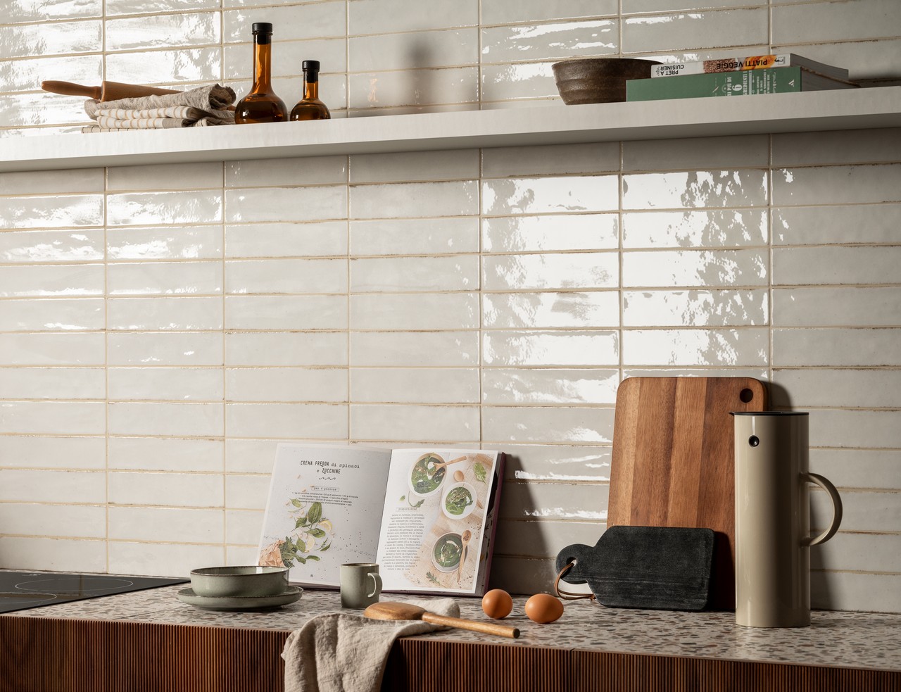 Lineare moderne Küche mit Verkleidung in glänzend Weiß - Inspirationen Iperceramica