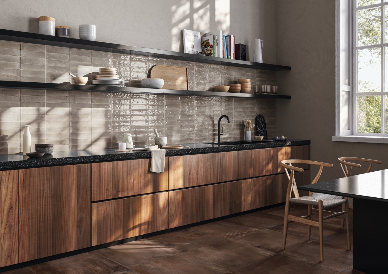Moderne Küche mit Rust Optik Feinsteinzeug am Boden für einen Industrial Touch - Inspirationen Iperceramica