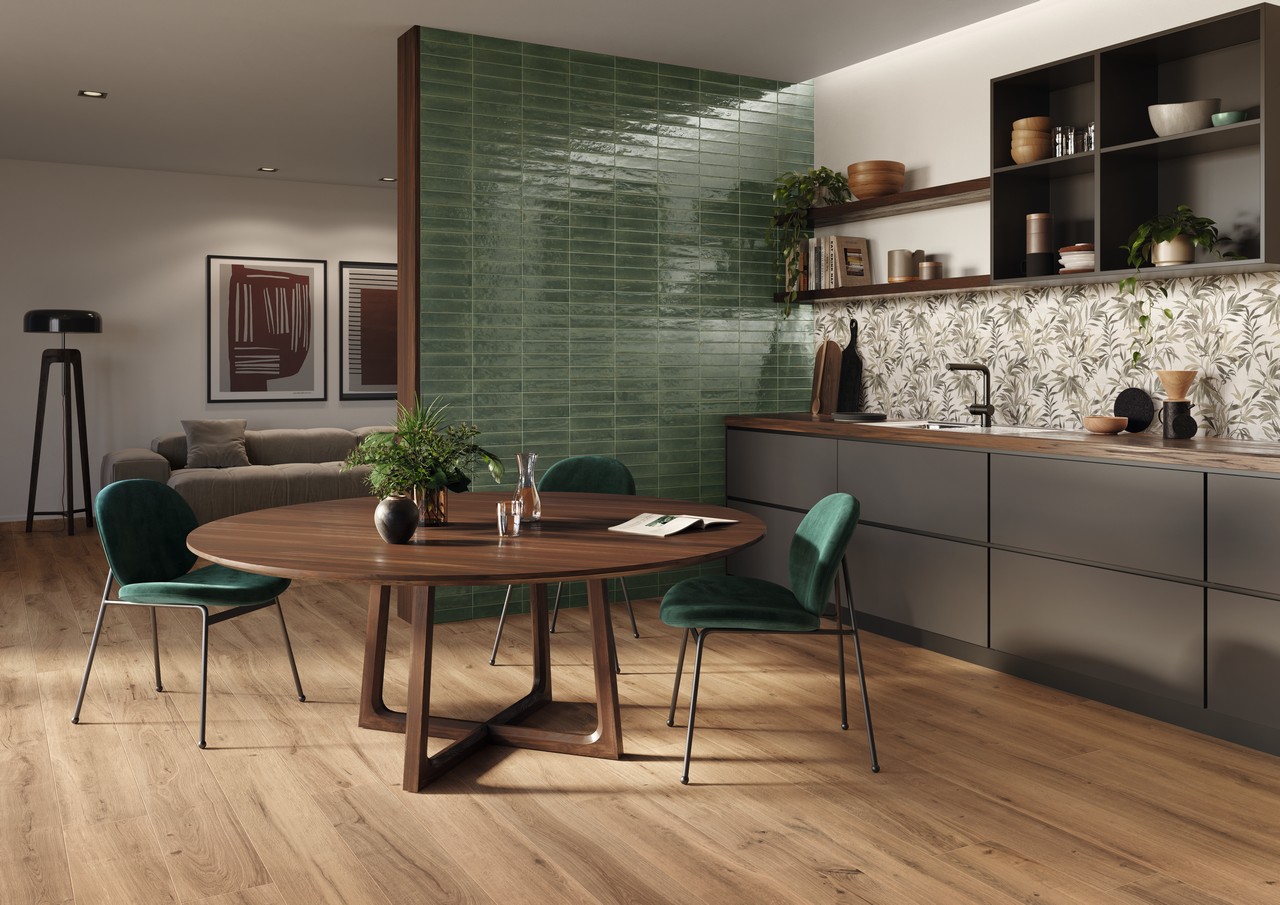 Cuisine linéaire ouverte dans des tons de beige et de vert avec avec grès cérame effet bois. - Inspirations Iperceramica