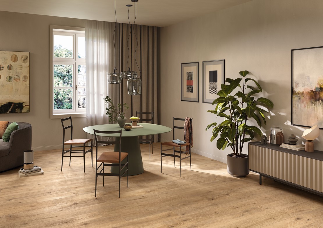 Séjour classique et moderne avec carrelage grès cérame effet bois beige - Inspirations Iperceramica