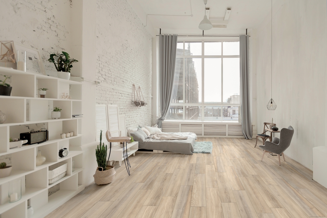 Modernes Schlafzimmer in Weiß und Beige, Boden in Industrie-Holzoptik - Inspirationen Iperceramica