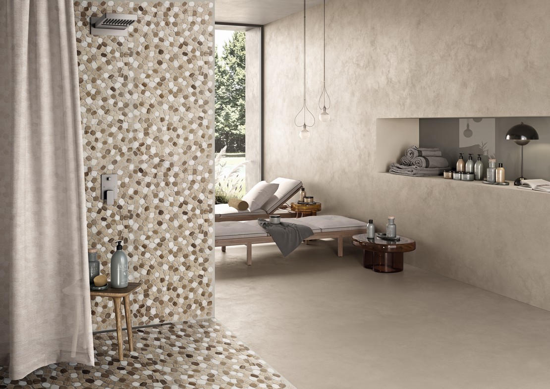 Modernes Spa mit Mosaik in Steinoptik, Boden- und Wandfliesen aus beigem Harz - Inspirationen Iperceramica