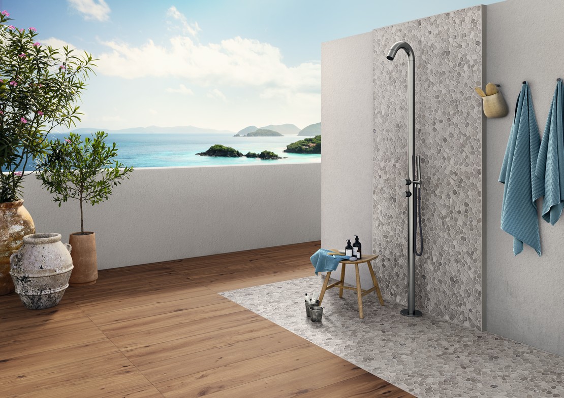 Moderner rustikaler Außenbereich mit Terrasse, Dusche aus Mosaik und Boden in Holzoptik  - Inspirationen Iperceramica