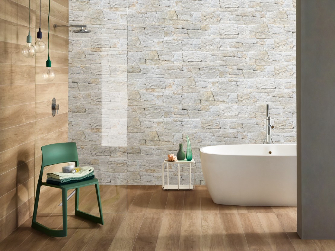 Modernes, minimalistisches Bad mit Badewanne, Boden in Holzoptik und Wand in weißen Steinoptik - Inspirationen Iperceramica