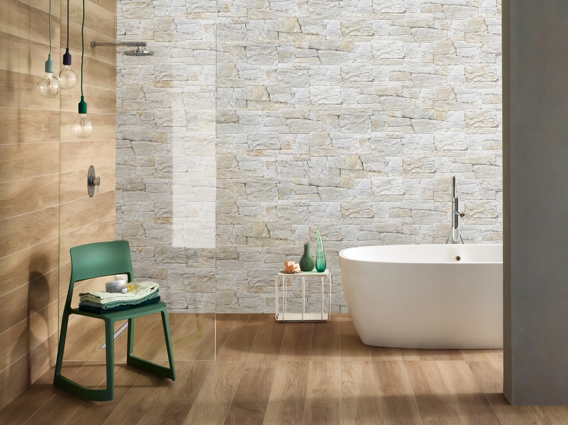Modernes, minimalistisches Bad mit Badewanne, Boden in Holzoptik und Wand in weißen Steinoptik - Inspirationen Iperceramica