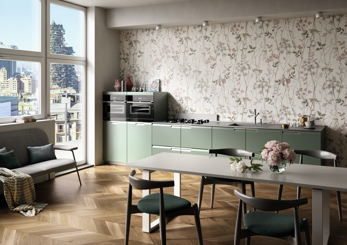 Moderne, lineare offene Küche. Fischgrätenparkett und florale Details für einen klassischen Hauch - Inspirationen Iperceramica