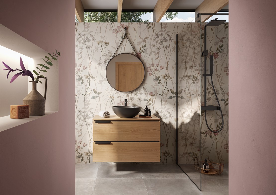 Petite salle de bains moderne avec sol effet béton et revêtement effet papier peint beige - Inspirations Iperceramica