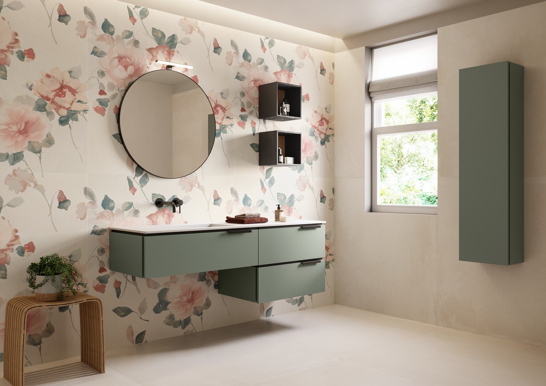 Bagno moderno di lusso con rivestimento effetto carta da parati floreale colorata - Ambienti Iperceramica