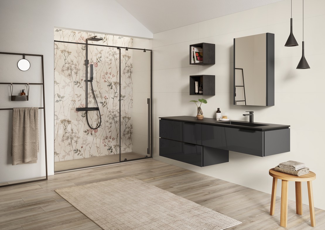Salle de bains moderne avec douche et sol imitation bois beige - Inspirations Iperceramica