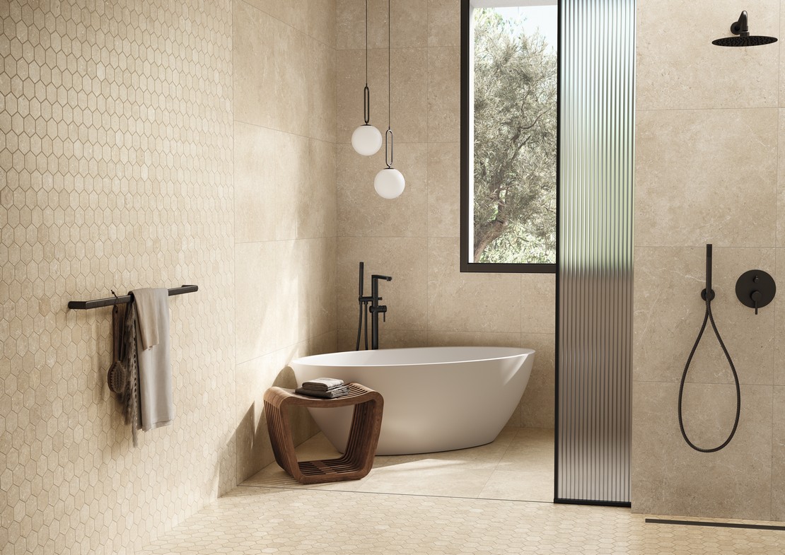 Salle de bains moderne, luxueuse et minimaliste avec baignoire et douche, effet pierre beige - Inspirations Iperceramica