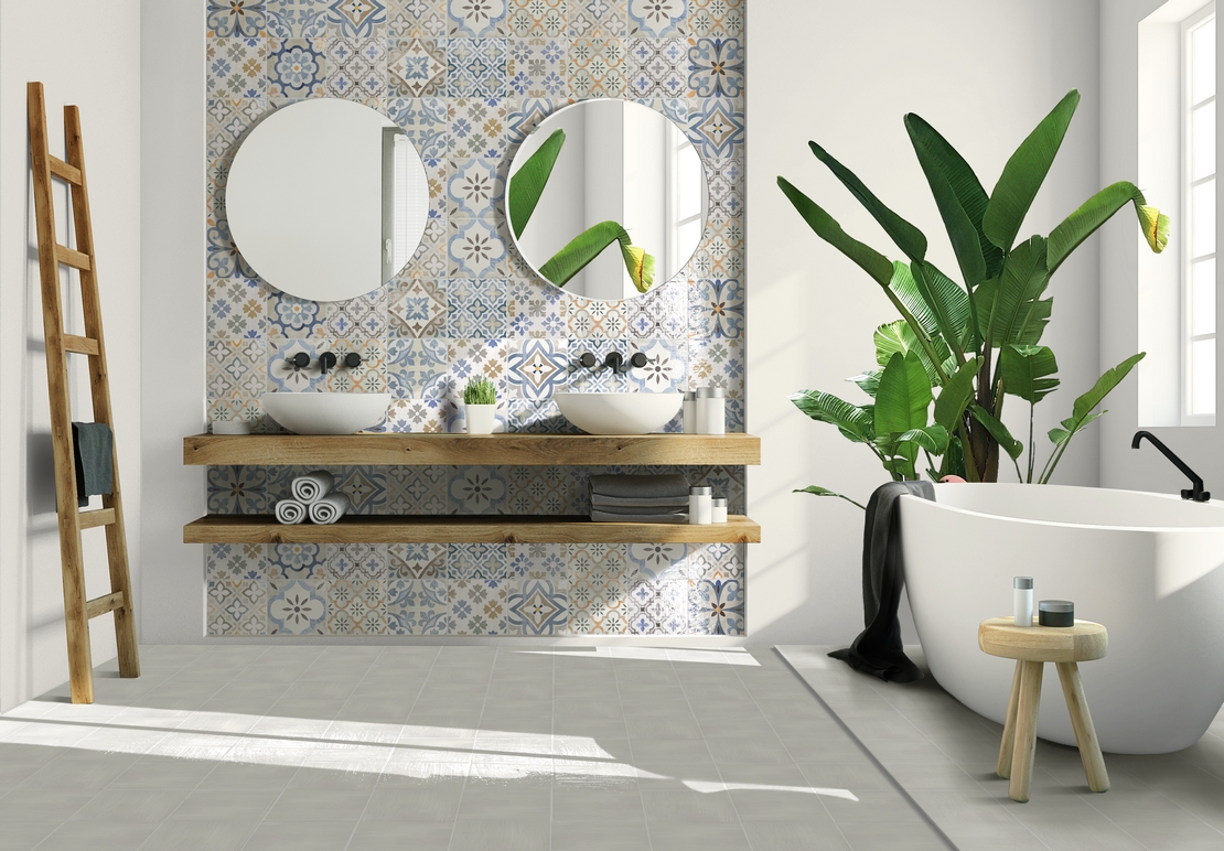 Modernes Badezimmer mit Badewanne. Blaue und weiße Vintage-Fliesen und rustikales Holz - Inspirationen Iperceramica