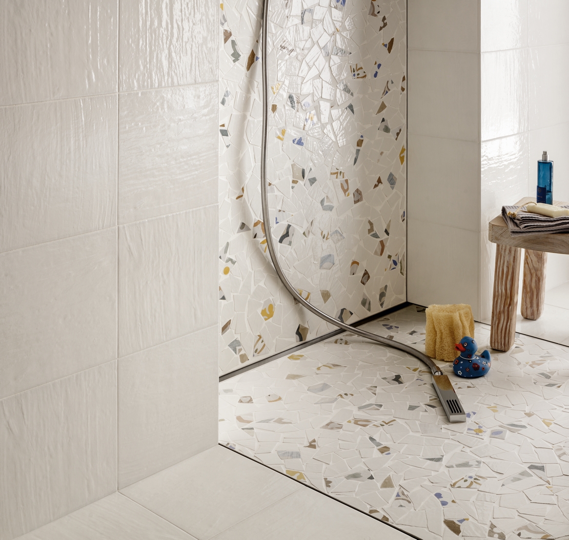 Modernes Badezimmer mit Dusche. Rustikales Mosaik mit weißen und gelben Vintage Dekorationen - Inspirationen Iperceramica