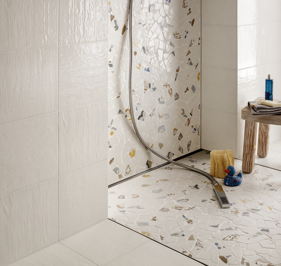 Bagno moderno con doccia. Rustico mosaico con decori vintage bianco e giallo - Ambienti Iperceramica