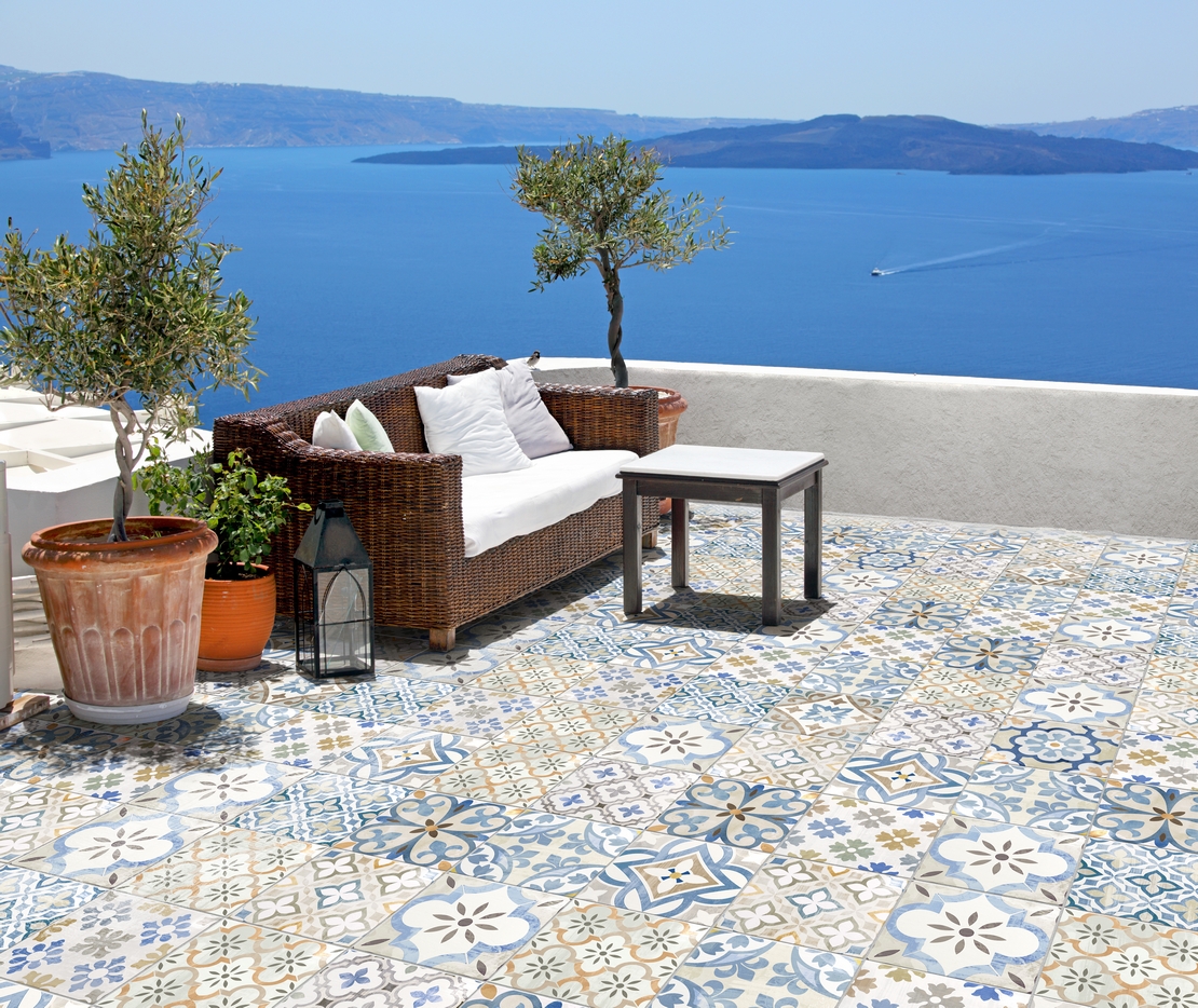 Terrasse moderne, sol effet carreau de ciment décoré dans des tons de blanc, de bleu et de beige. - Inspirations Iperceramica