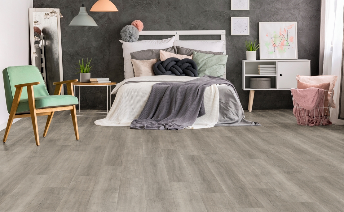 camera da letto moderna, pavimento in PVC effetto legno grigio - Ambienti Iperceramica