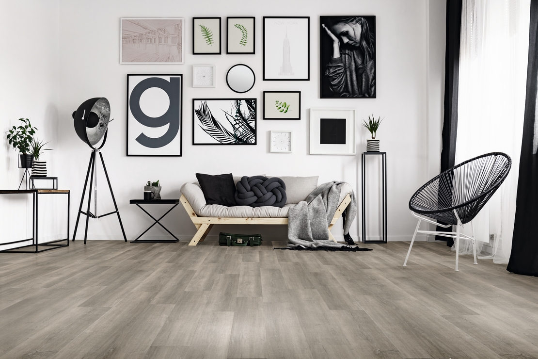 Modernes Wohnzimmer mit grauem und weißem Boden in Holzoptik - Inspirationen Iperceramica