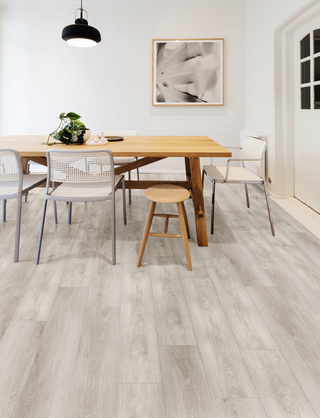 Minimalistisches, modernes Wohnzimmer: Boden in Naturholzoptik und Grautönen - Inspirationen Iperceramica