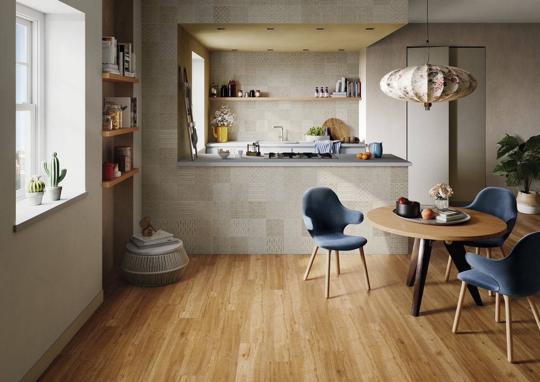 Moderne und rustikale Küche mit Halbinsel. Holzoptik und beige Wände für einen Vintage-Touch - Inspirationen Iperceramica
