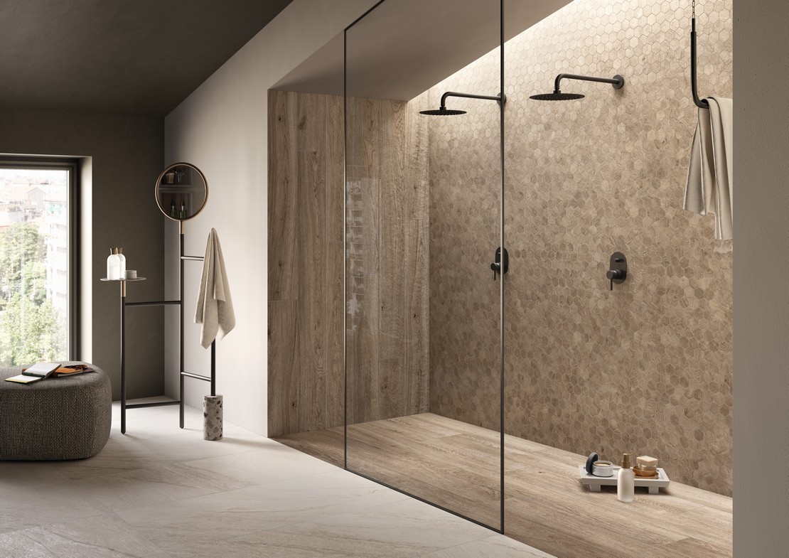 Salle de bains moderne luxueuse avec sol effet bois et revêtement effet papier peint - Inspirations Iperceramica