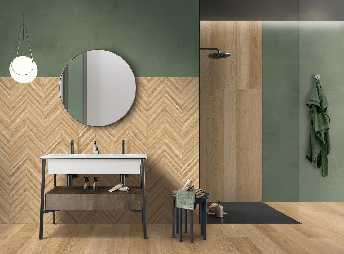 Bagno moderno con doccia e pavimento effetto legno beige - Ambienti Iperceramica