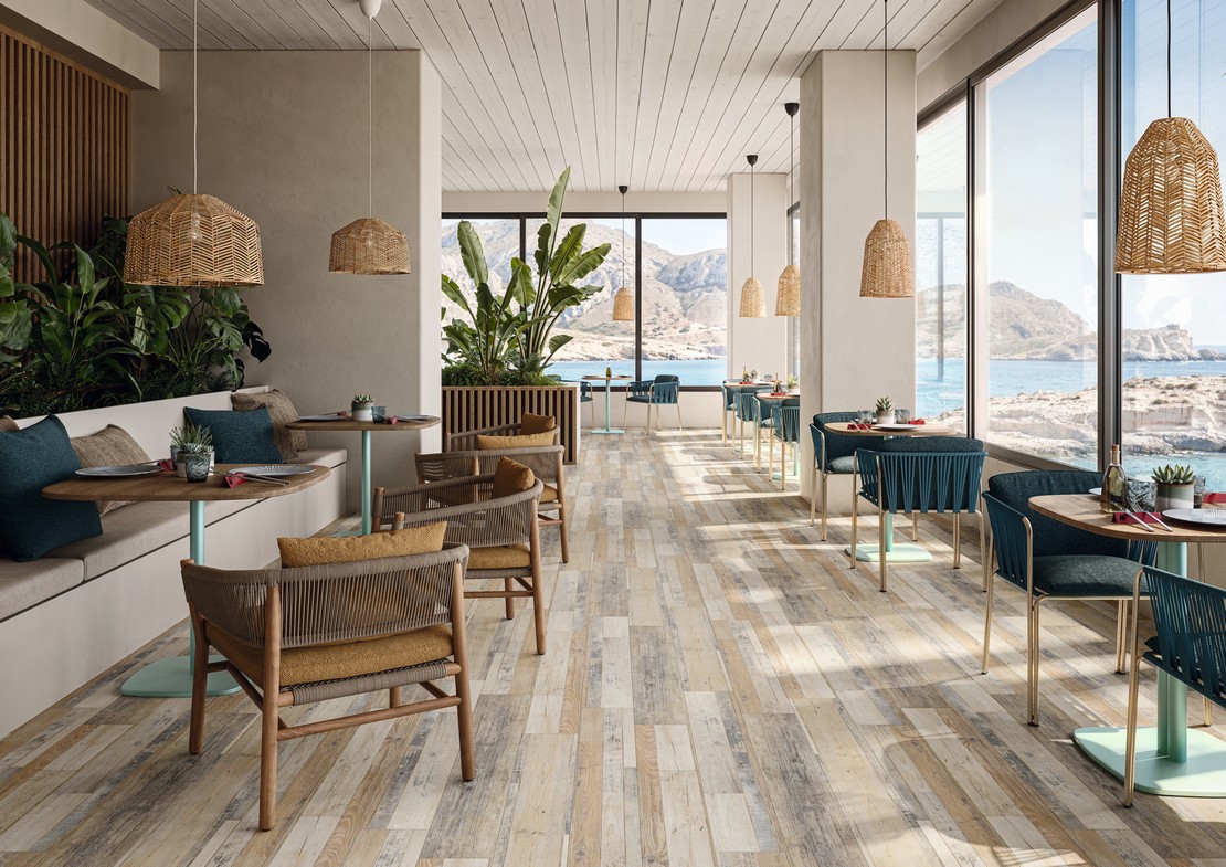 Restaurant élégant et moderne avec sol pvc effet bois décapé beige et blanc - Inspirations Iperceramica
