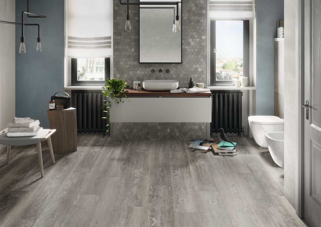 Modernes, minimalistisches Badezimmer mit Steinoptik und rustikalem grauem Holz - Inspirationen Iperceramica