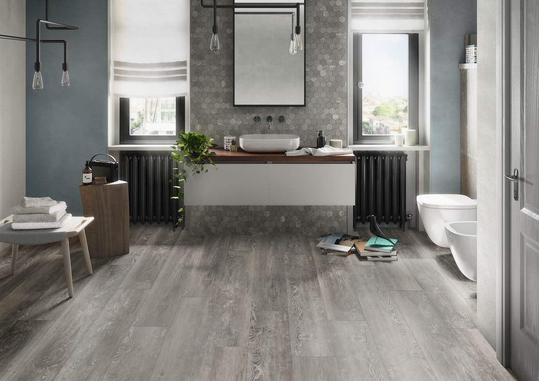 Bagno moderno minimalista effetto pietra e rustico legno grigio - Ambienti Iperceramica