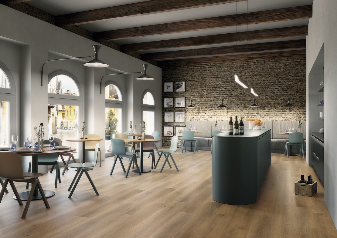 Ristorante-Bar moderno con pavimento spc  effetto legno naturale beige - Ambienti Iperceramica