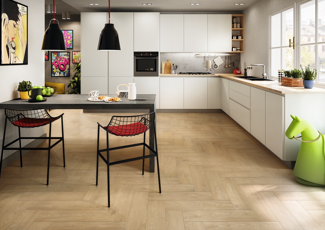 Cuisine moderne en angle avec sol effet bois beige - Inspirations Iperceramica
