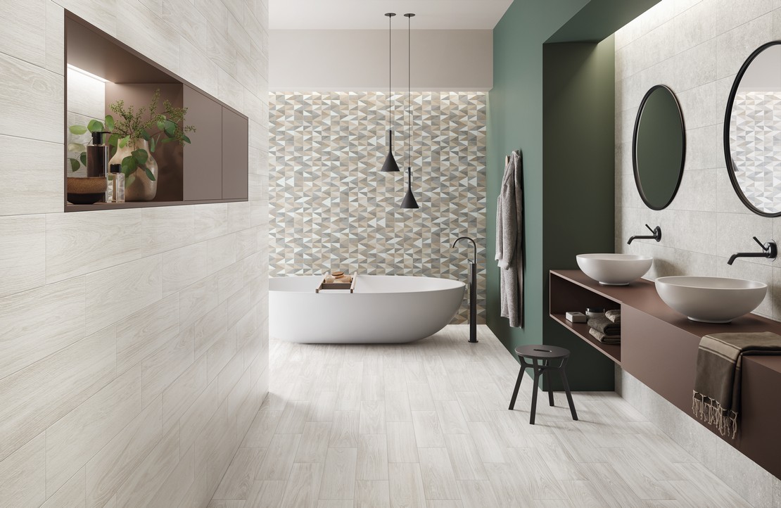 Salle de bains moderne avec baignoire, sol imitation bois clair - Inspirations Iperceramica