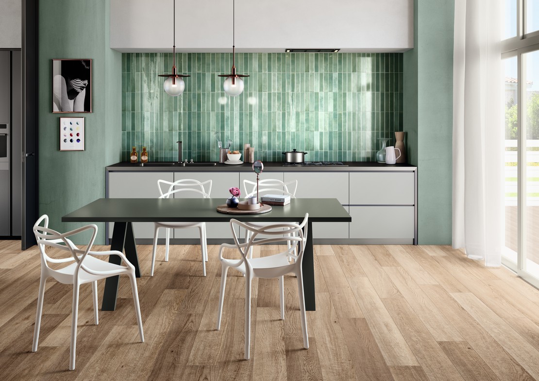 Cucina moderna lineare con pavimento effetto legno beige per un tocco di lusso - Ambienti Iperceramica