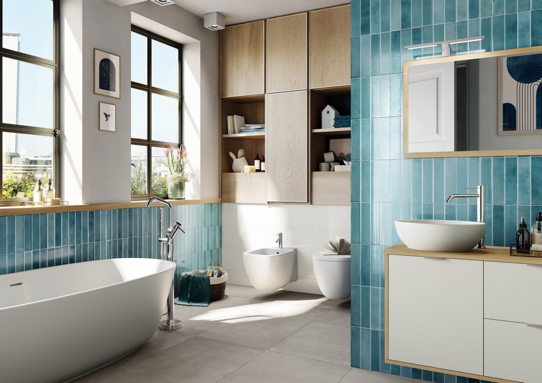 Bagno moderno piccolo con vasca e rivestimento blu - Ambienti Iperceramica