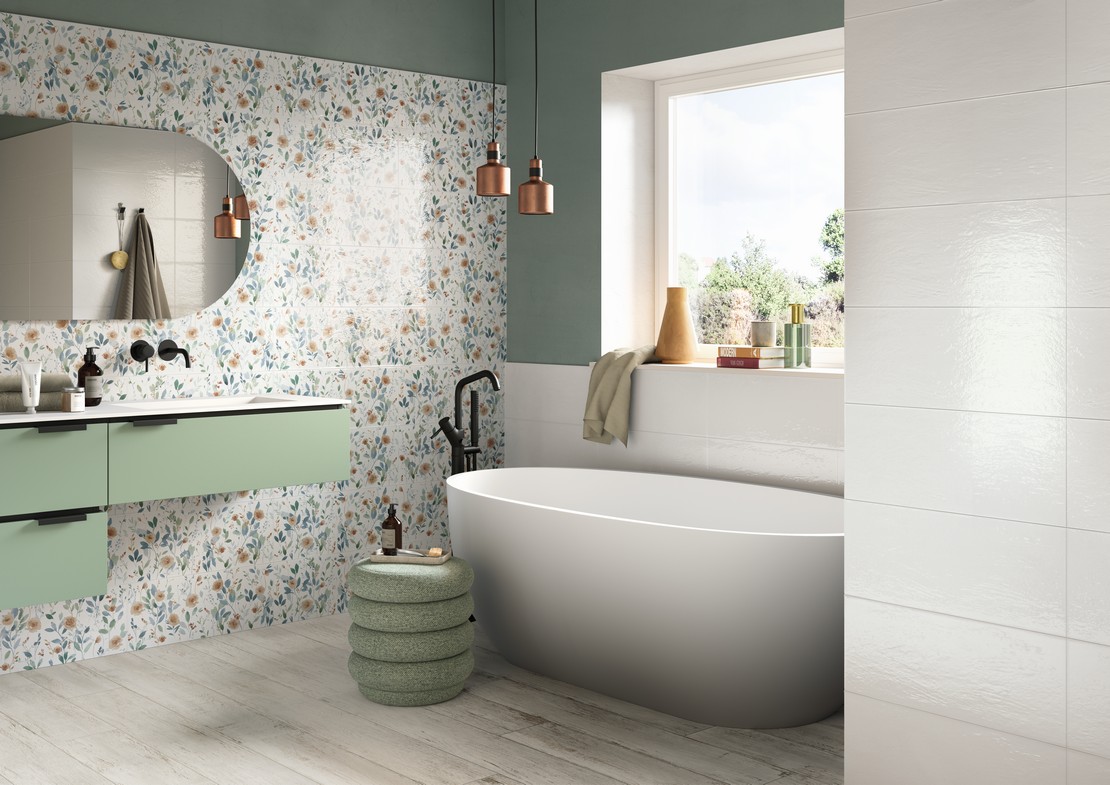 Bagno moderno con pavimento effetto legno bianco e rivestimento effetto carta da parati blu verde giallo - Ambienti Iperceramica