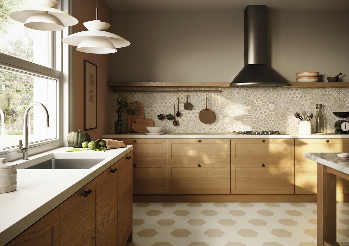 Klassische rustikale moderne Küche mit weißen und beigen Boden und Wandfliesen - Inspirationen Iperceramica