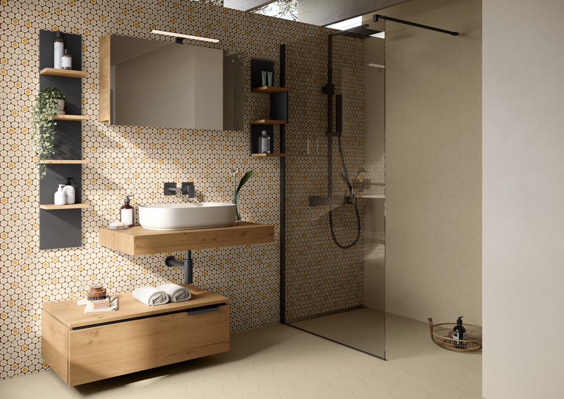 Modernes Industriebad mit Dusche und Fliesen Maiolica Optik am Wand - Inspirationen Iperceramica