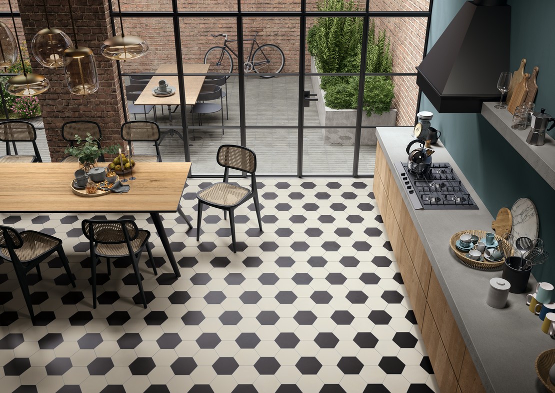 Cuisine linéaire moderne style rustique avec carrelage noir et blanc - Inspirations Iperceramica