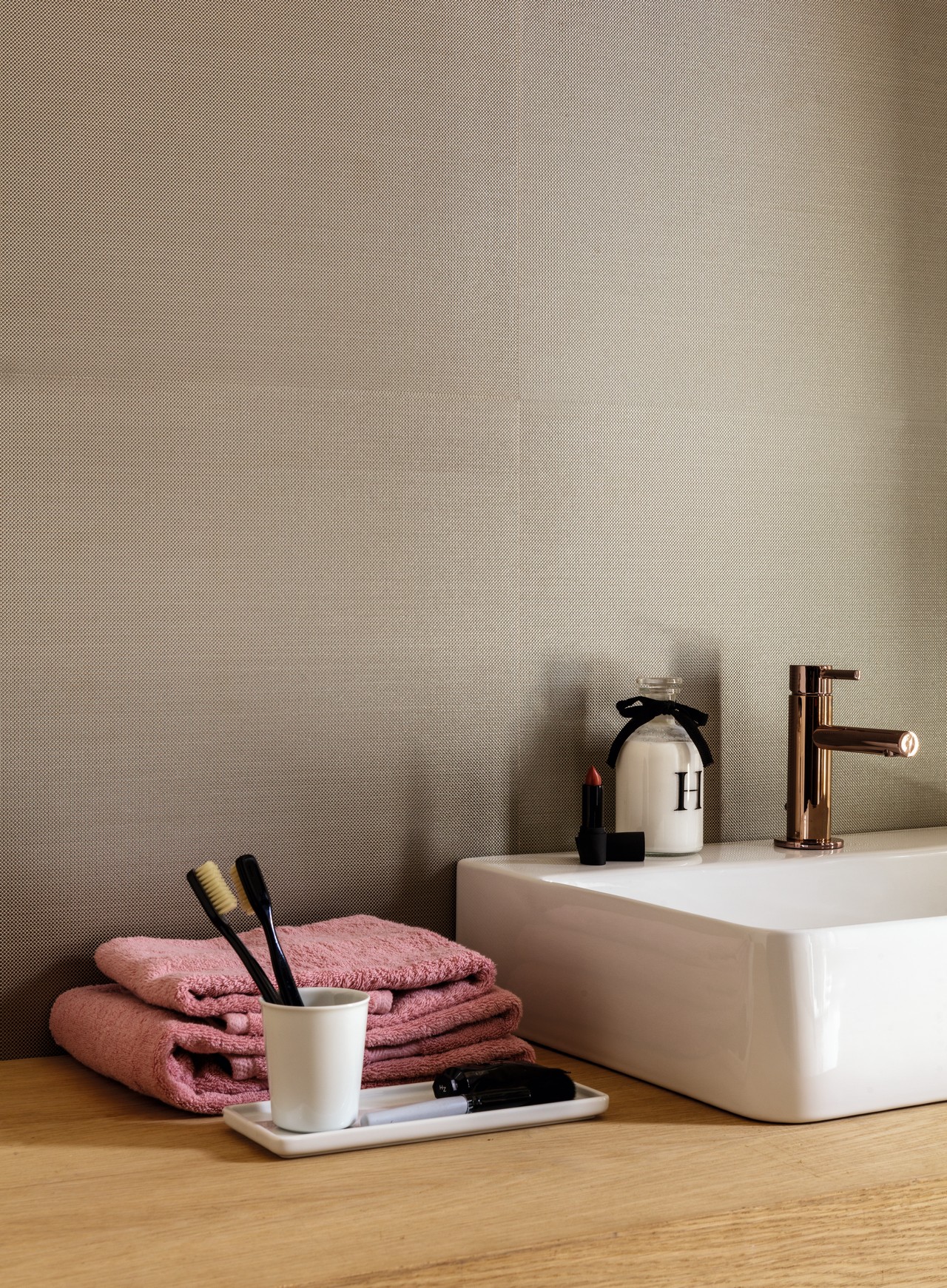 Salle de bains minimaliste dans des tons de gris. - Inspirations Iperceramica