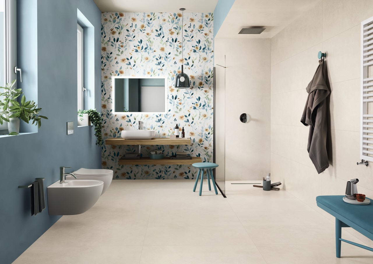 Salle de bains moderne dans des tons de blanc et de bleu avec grès cérame effet béton et papier peint. - Inspirations Iperceramica