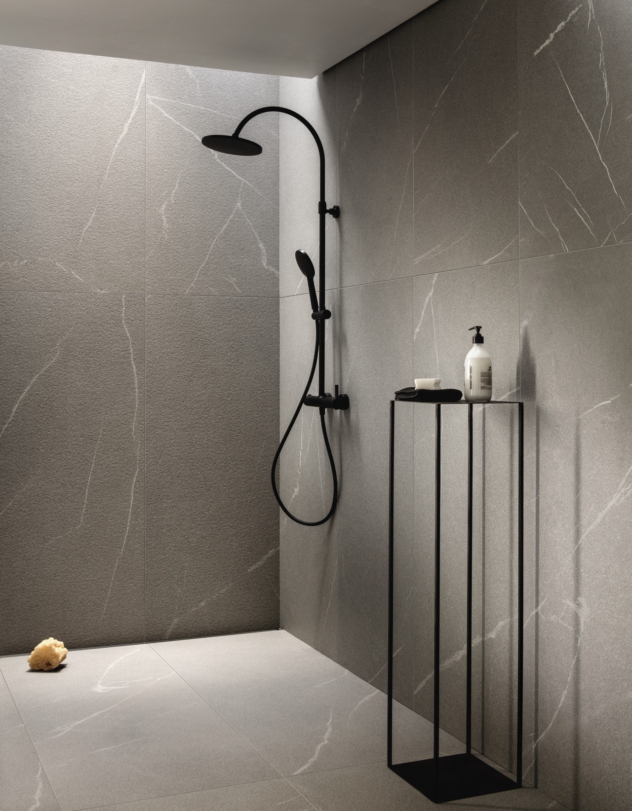 Salle de bains minimaliste avec douche en grès cérame effet pierre dans des tons de gris. - Inspirations Iperceramica