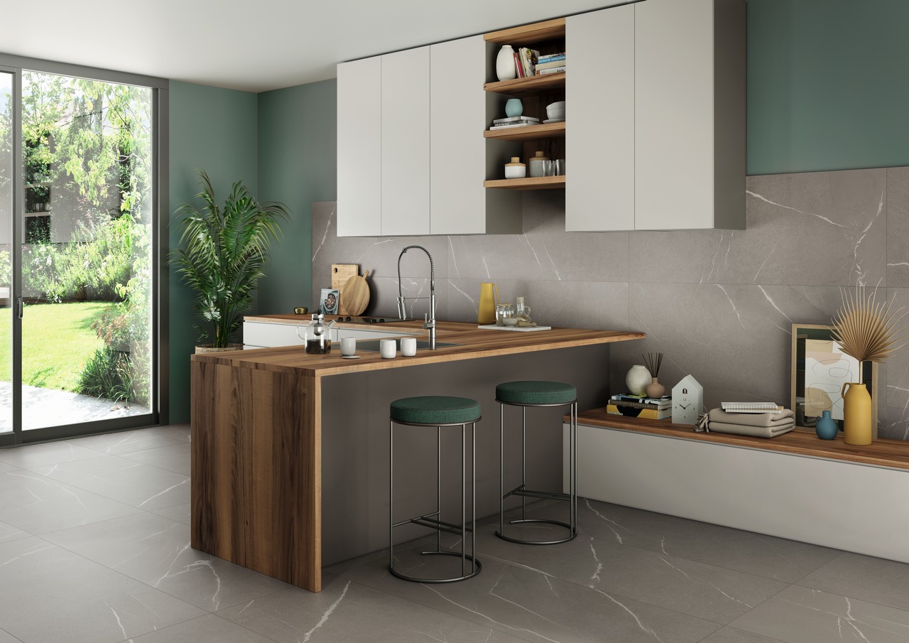 Cucina di lusso con gres effetto marmo grigio e pareti sui toni del verde - Ambienti Iperceramica