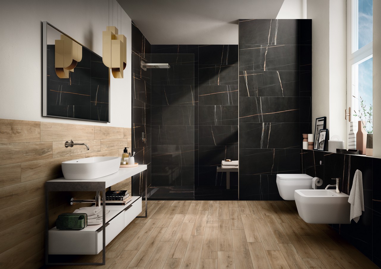 Modernes Badezimmer mit Dusche, Feinsteinzeug Holz- und Marmoroptik in Schwarz- und Beigetönen - Inspirationen Iperceramica