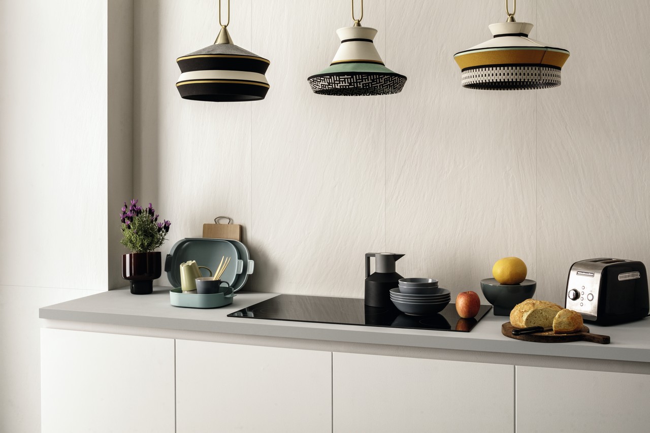 Cucina lineare piccola con rivestimento in gres effetto pietra bianca - Ambienti Iperceramica