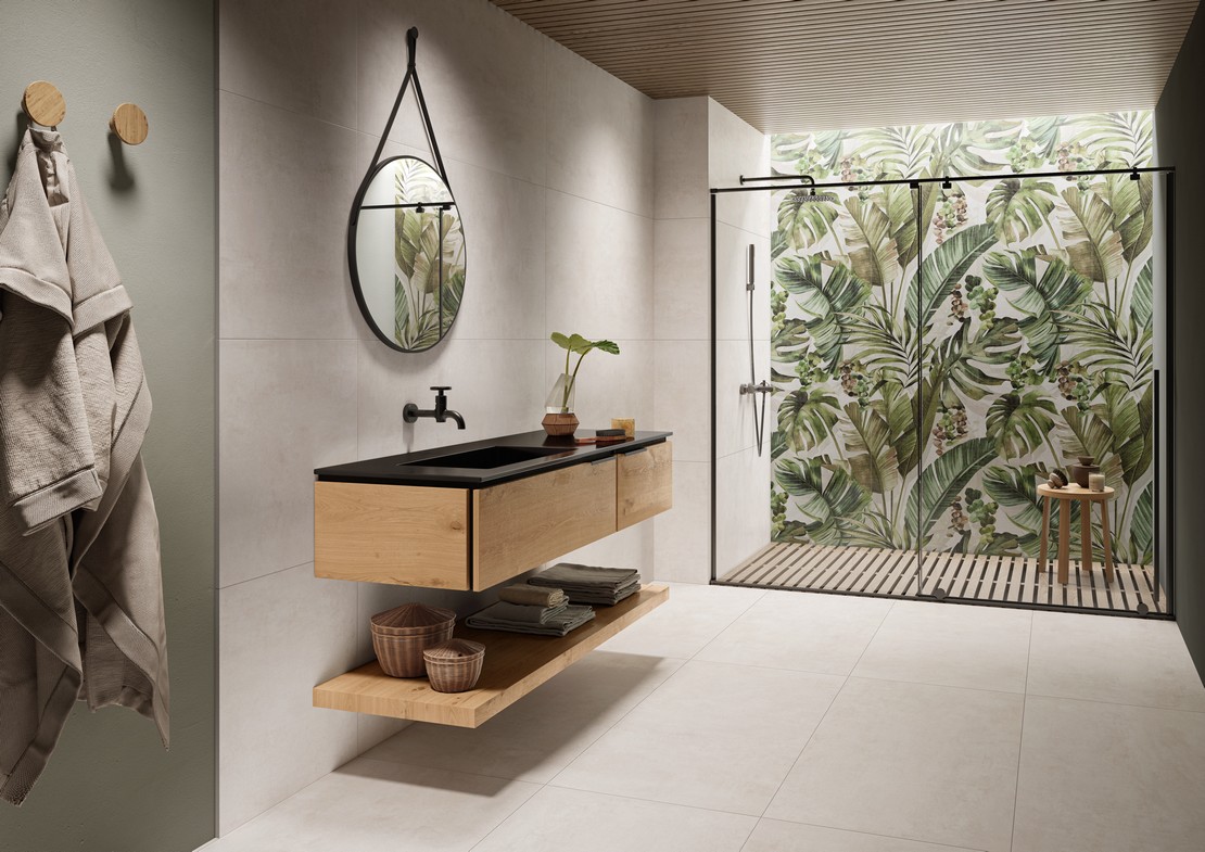 Bagno di lusso con doccia e pavimento effetto pietra e rivestimento effetto carta da parati - Ambienti Iperceramica