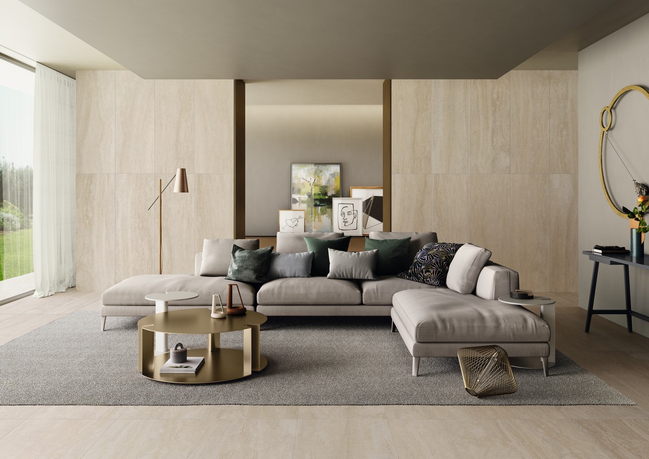 Minimalistisches Wohnzimmer mit luxuriösem Boden und Wandfliesen in beiger Marmoroptik - Inspirationen Iperceramica