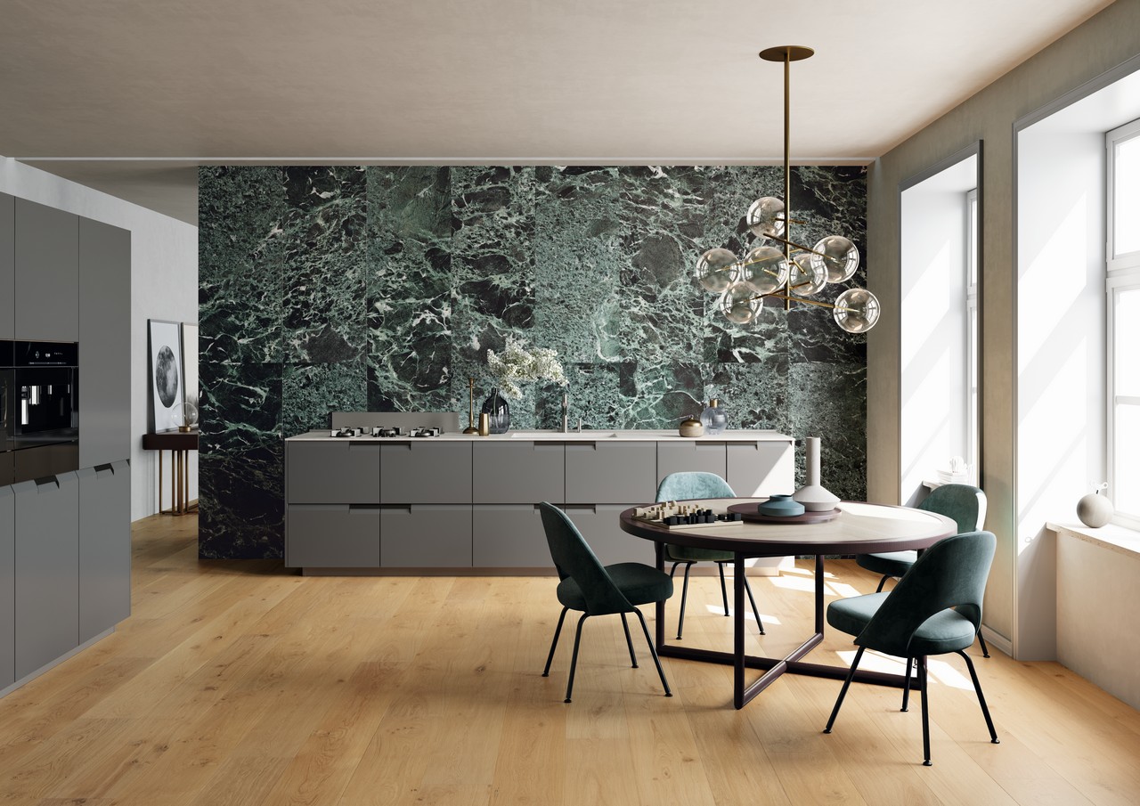 Linear kitchen with wood-effect stoneware and green marble effect for a touch of luxury