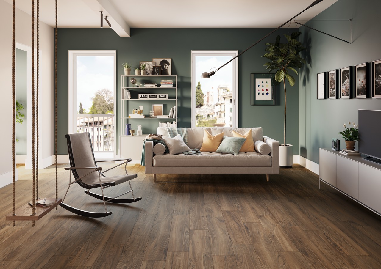 Modernes Wohnzimmer mit Boden in Holzoptik und Wänden in Grüntönen - Inspirationen Iperceramica